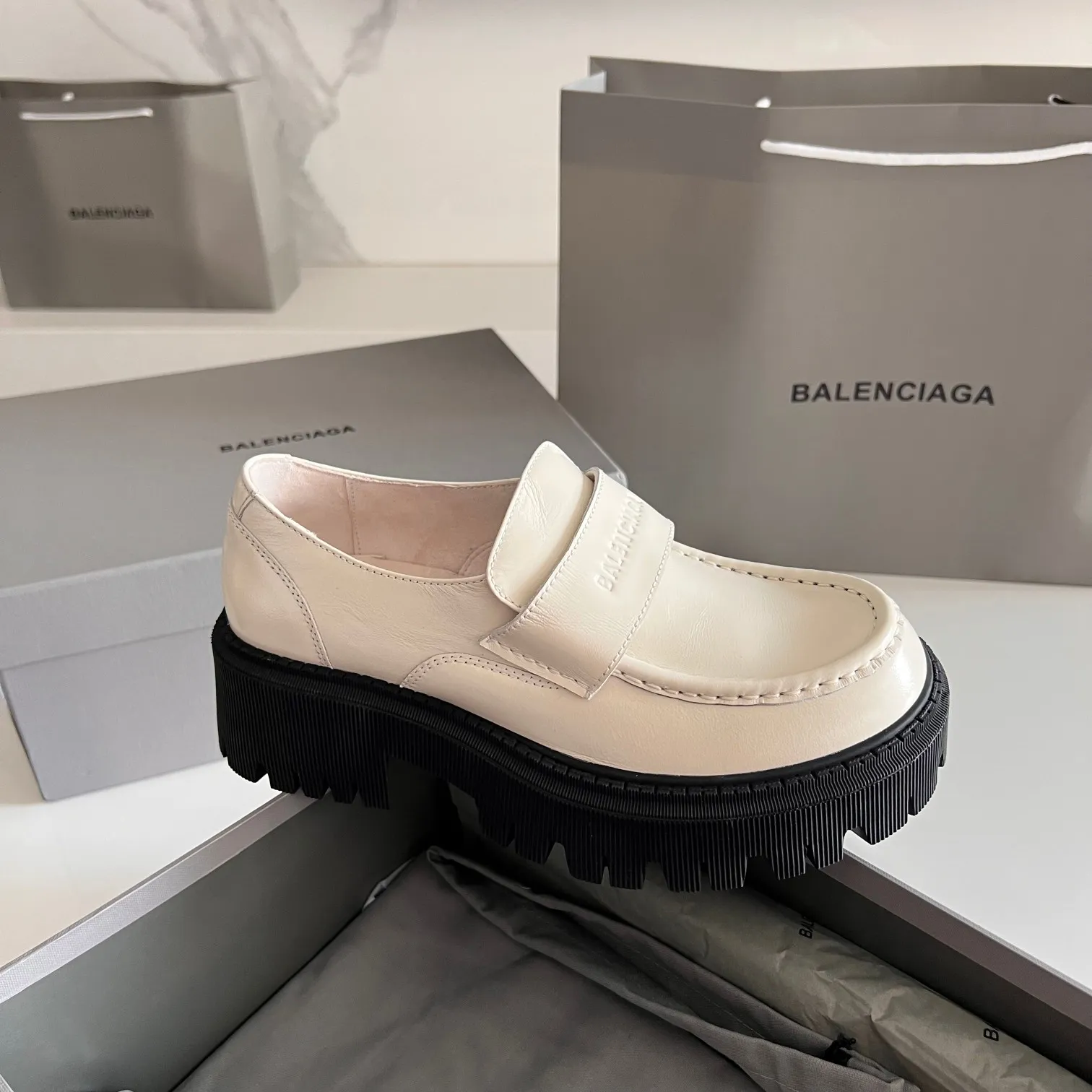 👟👟Ex-factory price 600👟👟 BALENCIAGA# Balenciaga's new big-toe derby shoes TRACTOR big-toe derby shoes loafers👞 Original medium-gloss open-edge beaded cowhide. Restrained and stylish. Matched with the brand logo on the shoe cover. The rhythm of closing your eyes. The lining and feet are made of black silk cowhide. The texture is soft and delicate. The gear-shaped rubber outsole is 5cm higher. Size: 35-40 (customization of 40 pieces is not returnable)